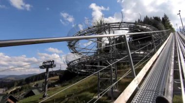 Rodelbahn ya da Alpine Coaster 'a çarpan ilk kişi. Güneşli bir yaz günü. POV