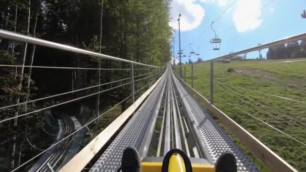 Clombing Rodelbahn o Alpine Coaster vista en primera persona. Día soleado de verano. POV — Vídeo de stock