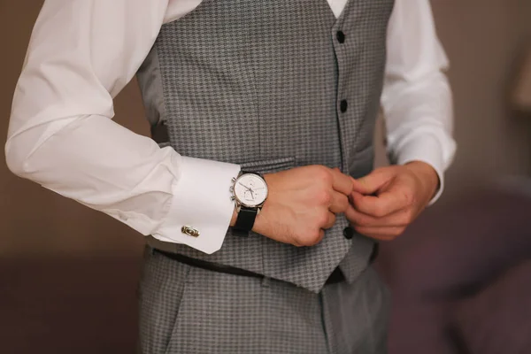 Un novio guapo vestido de hotel. Día de la boda —  Fotos de Stock