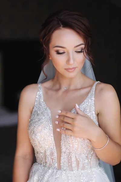 Retrato de novia elegante en pie vestido de novia de moda en el balcón y posando para el fotógrafo — Foto de Stock