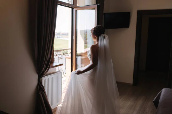 Ritratto ravvicinato di splendida sposa in hotel al mattino. Donna affascinante con grande acconciatura e trucco — Foto Stock