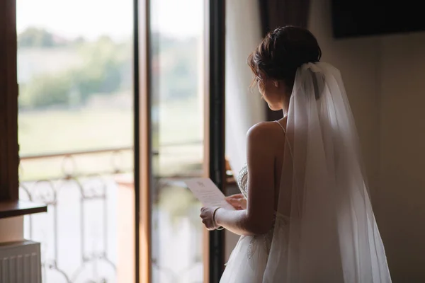 Charmante mariée lire un serment et pleure — Photo
