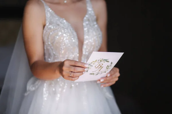 A bájos menyasszony felolvasott egy esküt és sírt. — Stock Fotó