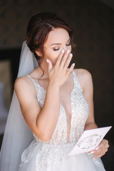 Affascinante sposa leggere un giuramento e grida — Foto Stock