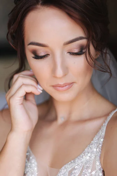 Retrato de novia elegante en pie vestido de novia de moda en el balcón y posando para el fotógrafo — Foto de Stock