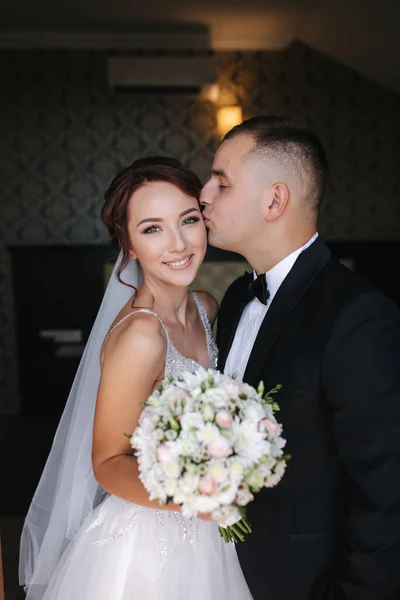 Primer encuentro de novio y novia. Primer vistazo del día de la boda. Pareja feliz de hombre y mujer — Foto de Stock