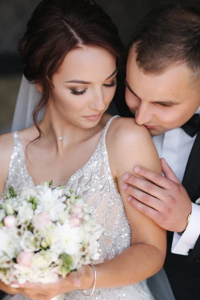 Première rencontre du marié et de la mariée. Jour de mercredi premier regard. Heureux couple d'hommes et de femmes — Photo