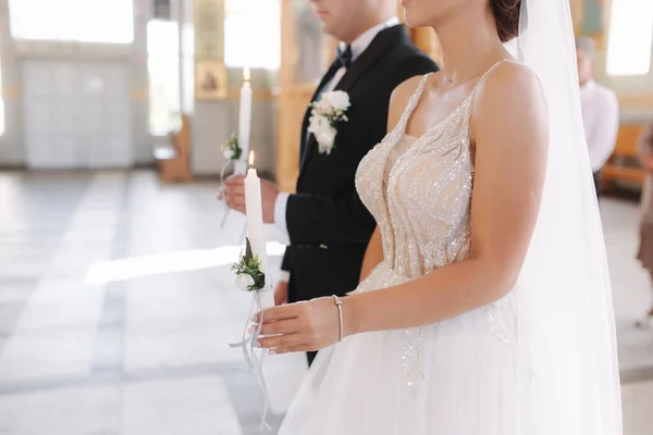 Sposo e sposa in chiesa sulla cerimonia nuziale — Foto Stock