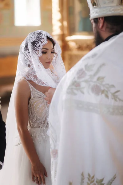 Sposo e sposa in chiesa sulla cerimonia nuziale — Foto Stock