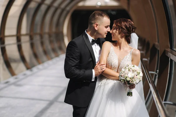 Beijo de noivo e abraçar sua esposa. Noiva em vestido de noiva elegante — Fotografia de Stock