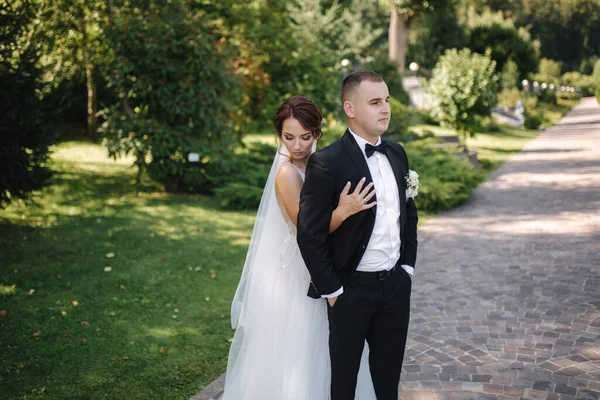 Sposa elegante con bello sposo elegante camminare all'aperto e divertirsi. Matrimonio coppia — Foto Stock
