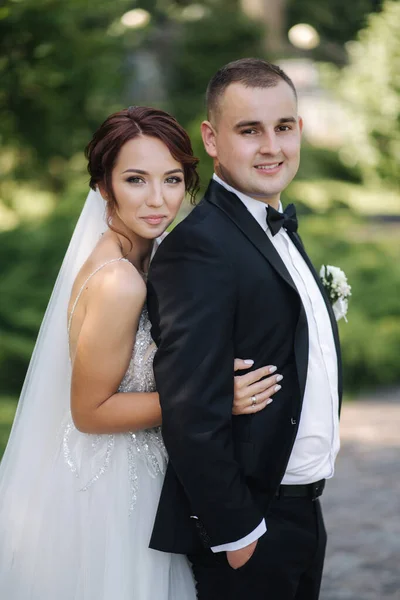 Élégante mariée avec beau marié élégant marchant à l'extérieur et amusez-vous. Couple de mariage — Photo