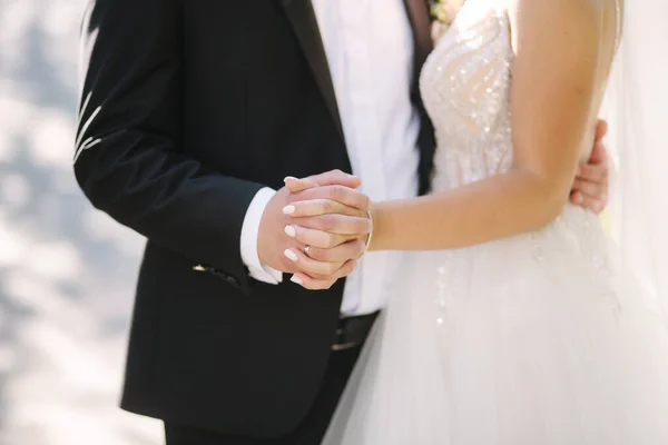 Bella sposa con il suo bel sposo a piedi fuori il giorno del matrimonio theri. Sposi novelli felici — Foto Stock