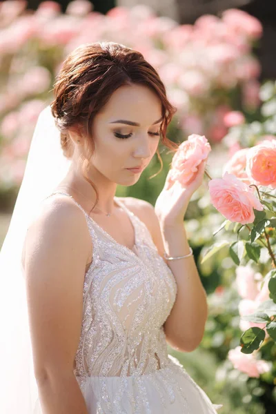 Splendida sposa in abito elegante all'aperto. Modella di fiori rosa — Foto Stock