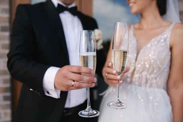 Közelkép a vőlegény és menyasszony hold pohár pezsgő — Stock Fotó