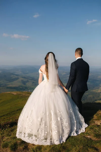 Couple de mariage en montagne. Mariée debout sur la colline — Photo