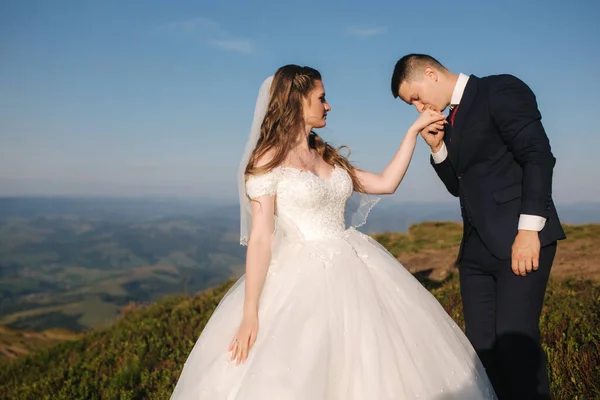 Couple de mariage en montagne. Mariée debout sur la colline — Photo