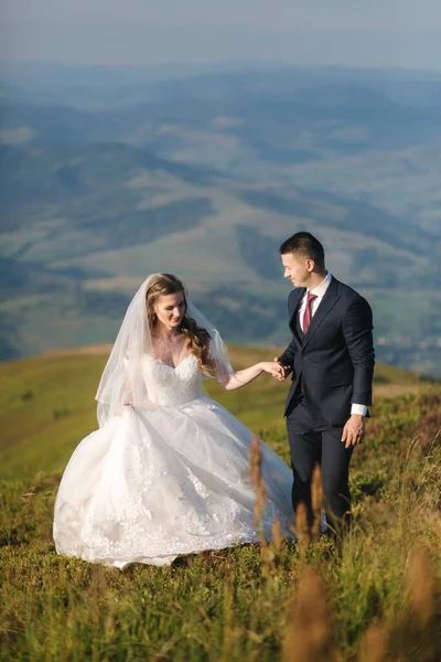 Couple de mariage en montagne. Mariée debout sur la colline — Photo