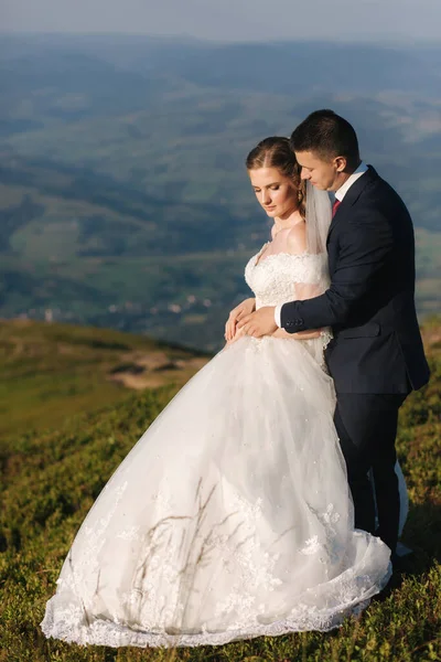 Couple de mariage en montagne. Mariée debout sur la colline — Photo