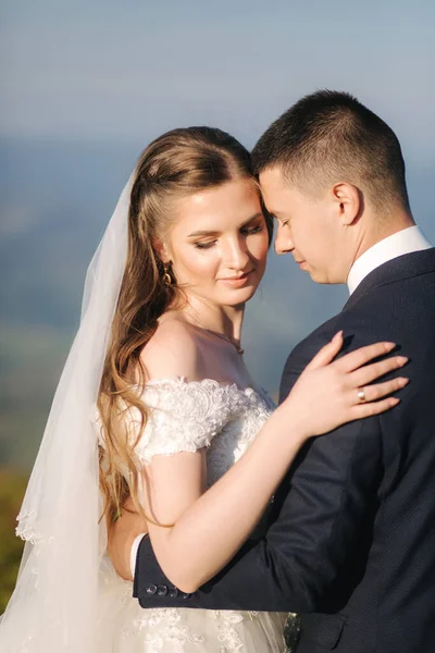Κοντινό πορτραίτο γαμπρού και νύφης στα βουνά. Γάμος ζευγάρι στο λόφο — Φωτογραφία Αρχείου