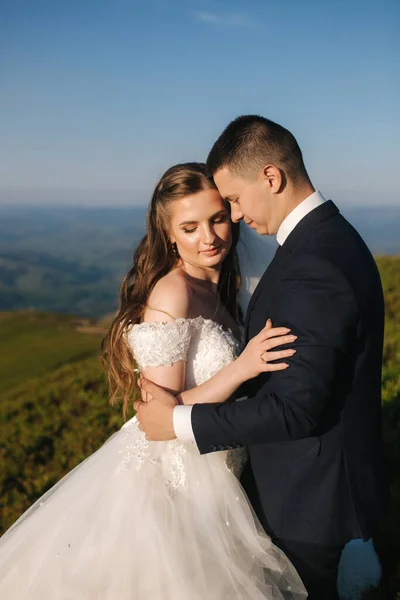 Feche o retrato de noivo e noiva em montanhas. Casamento casal na colina — Fotografia de Stock