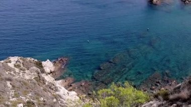 Kayadan güzel mavi gölün manzarası. İspanya 'da Deniz