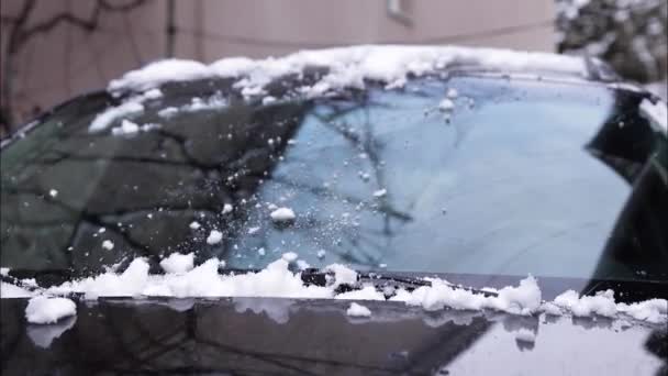 Escovas de pára-brisas carro limpar a neve branca. Limpeza da janela do carro. Inverno ao ar livre — Vídeo de Stock