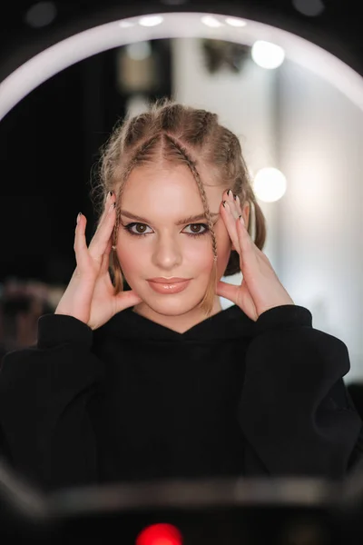 Jolie jeune femme avec maquillage nu posint pour photo. Portrait de jolie femme aux cheveux blonds en studio de beauté — Photo