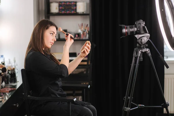 Young beautiful woman and professional beauty make up artist blogger recording makeup tutorial in beuty studio to share on website or social media. Woman use ring lamp and digital camera — Stock Photo, Image