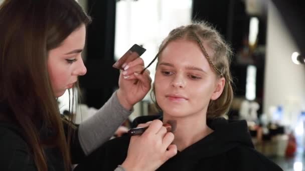 Mujer maquillaje para el cabello rubio atractivo mujer en el estudio. Video de maquillador aplicando cosméticos para hermosa modelo. Cámara digital de vídeo para vlog — Vídeos de Stock