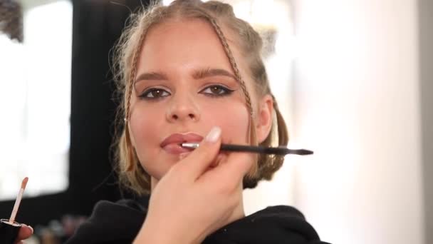 Penata rias bekerja dengan model rambut pirang yang cantik. Blog of makeup artist. Penutup — Stok Video