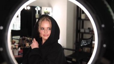 Fotoğraf için çıplak makyaj posteri olan çekici genç bir kadın. Güzellik salonundaki güzel sarı saçlı kadının portresi.