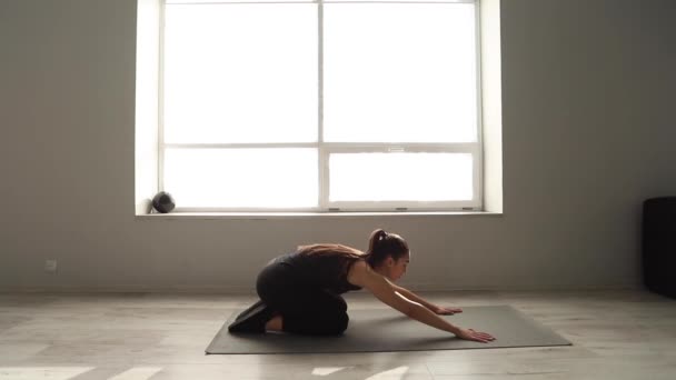 Atrakcyjna blogerka fitness nagrywa wideo na aparacie cyfrowym, dom treningowy w studio. Kobieta show pilates ćwiczenia — Wideo stockowe