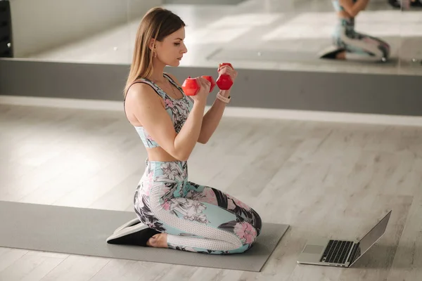 Spor giyimli atletik kadın evde egzersiz yapıyor. Kadınlar diong egzersizleri yaparken tablete bakarlar. Spor ve eğlence konsepti. Sağlıklı yaşam tarzı — Stok fotoğraf