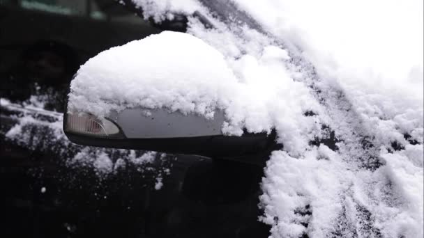 Kvinna öppen bil med fjärrkontroll. Närbild av kvinnan håller bilnyckeln. Vinter utomhus — Stockvideo