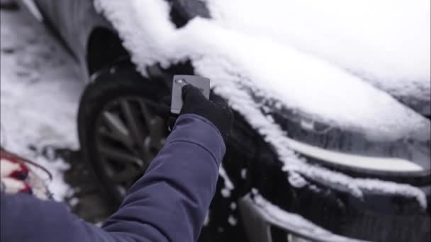 Mujer coche abierto usando mando a distancia. El primer plano de la mujer sostiene la llave del coche. Invierno exterior — Vídeo de stock