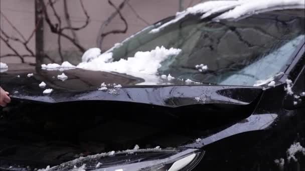Omul deschide capota maşinii şi încearcă să afle ce s-a întâmplat cu maşina. Iarna în aer liber — Videoclip de stoc