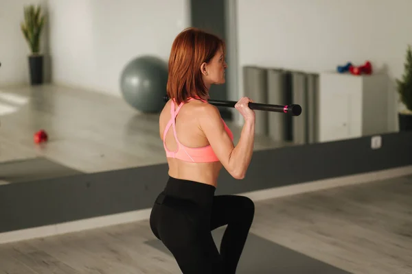 Pilates kobieta w ćwiczeniach w sali gimnastycznej wewnątrz. Kobieta wysportowana po liposukcji — Zdjęcie stockowe