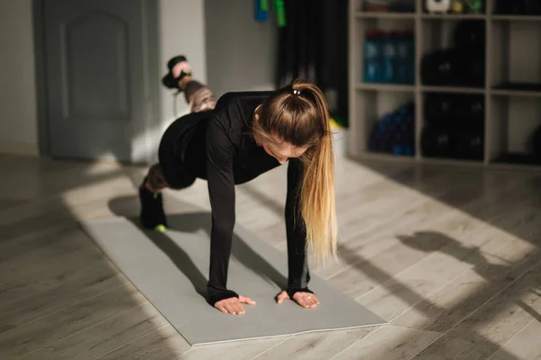 Spor salonundaki kız, spor aletleri. Atletik kadın — Stok fotoğraf