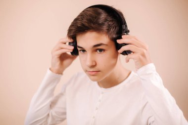 Buharlı gemi kablosuz kulaklıkları eline al, tak ve oyun oynamaya hazırlan. Ergen dizüstü bilgisayarı kullan