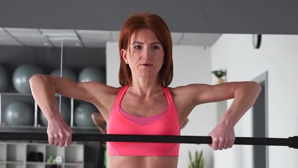 Pilates vrouw in beweging in de sportschool indoor. Atletische vrouw na liposuctie — Stockvideo