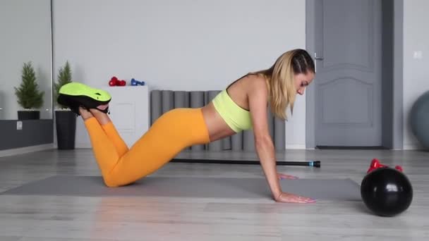 Fitness žena trenér nahrávání videa na kameru při tréninku v tělocvičně uvnitř. Koncept Životní styl ovlivňuje sport a rekreaci