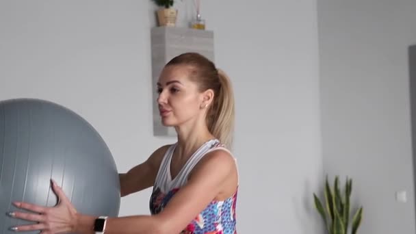 Fitness mujer entrenador grabación de vídeo en la cámara durante el entrenamiento en el gimnasio interior. Concepto Estilo de vida influencer deporte y recreación — Vídeos de Stock