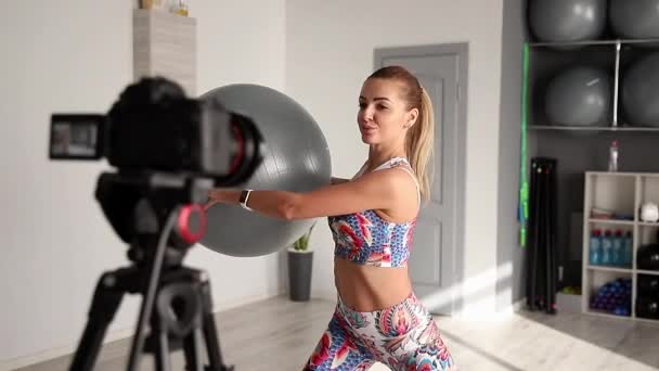 Фітнес-жінка-тренер записує відео на камеру під час тренувань у спортзалі. Концепція Стиль життя спорт і відпочинок — стокове відео
