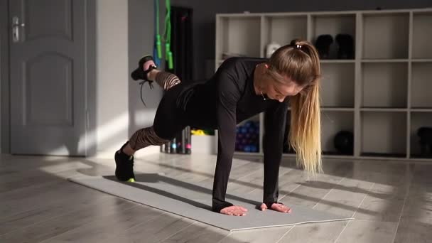 Meisje in de gymnastiektraining, sportuitrusting. Atletisch vrouwtje — Stockvideo