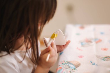 Küçük kızın yanına git, Paskalya yumurtasını eline al ve bir resim çek.