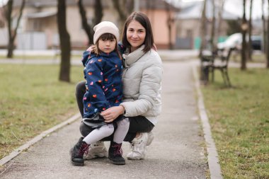 Anne ve kızı Qurantine sırasında parkta yürüyorlar. Mutlu aile nefesi Temiz hava