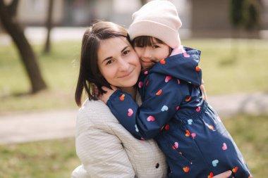 Anne ve kızı Qurantine sırasında parkta yürüyorlar. Mutlu aile nefesi Temiz hava