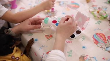 Dişilerin Paskalya yumurtasını eline alıp bir film çekmelerini sağla. Yumurtaya basan ve Paskalya için hazırlanan kadın.