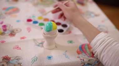 Dişilerin Paskalya yumurtasını eline alıp bir film çekmelerini sağla. Yumurtaya basan ve Paskalya için hazırlanan kadın.